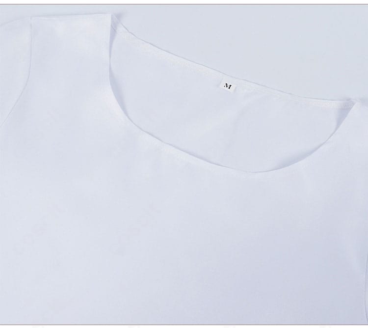 インナー襟元の詳細。重ね着の層と縫い代処理、色味のコントラスト。