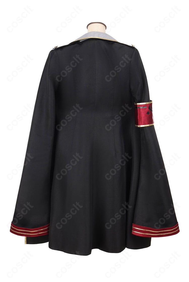 ブルーアーカイブ 元宮チアキ コスプレ衣装の背面全体像。コートのラインと背中の装飾配置を明瞭に確認できるカット。