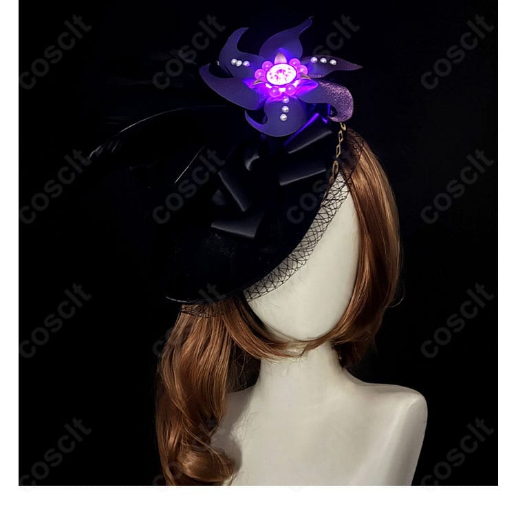 帽子飾りのディテール(低照度表現)。装飾の立体感と質感を強調した近接画像。