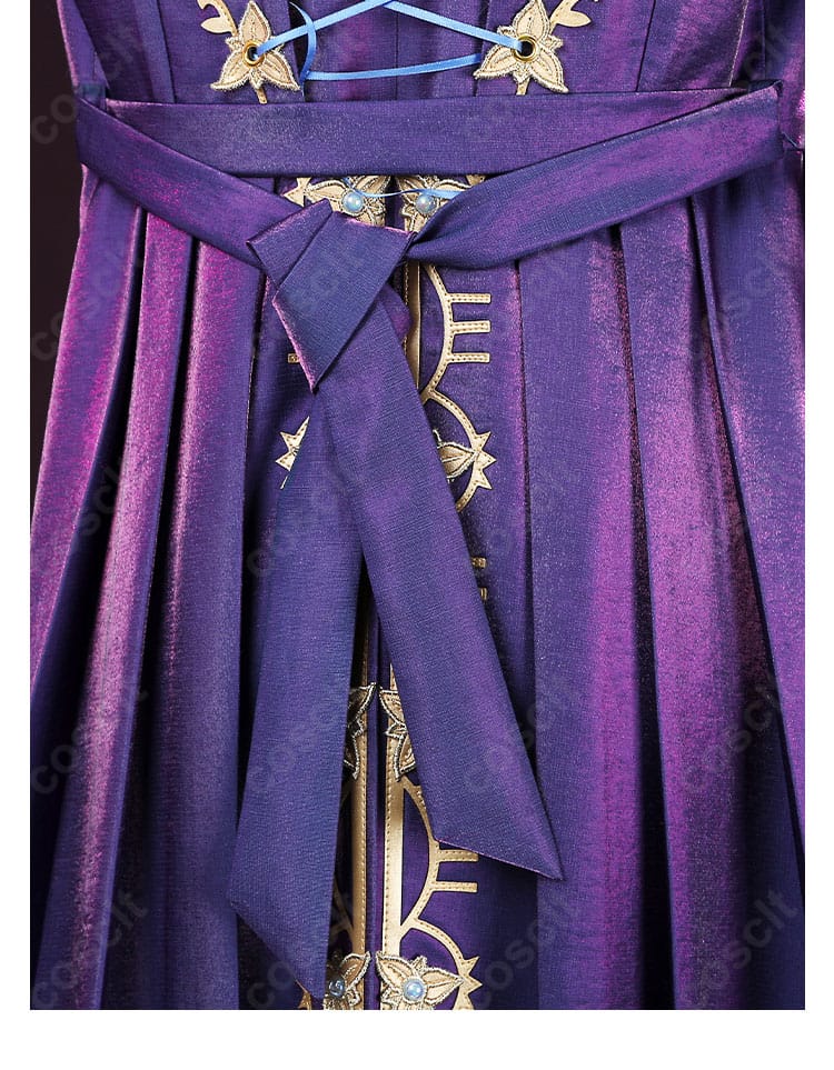 外套の腰帯装飾アップ。バックルとベルトの質感が際立つディテール画像。