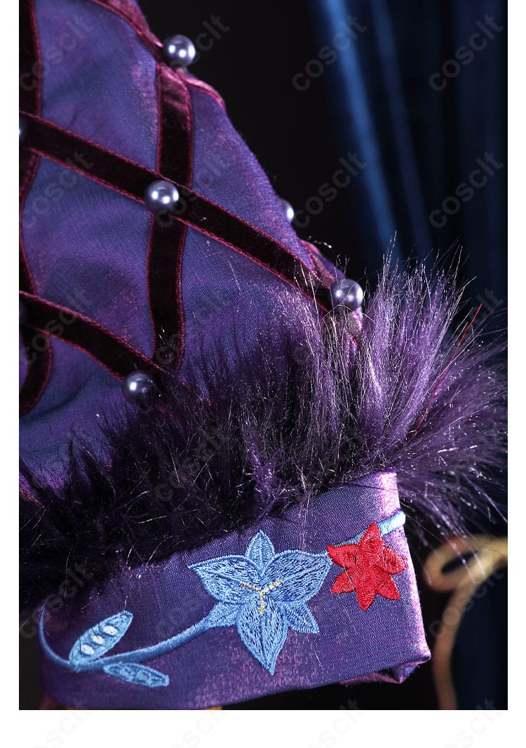 袖口装飾のクローズアップ。カフスとボタンの意匠が分かるディテール画像。