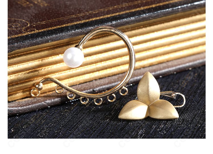 イヤリングのクローズアップ。装飾の形状とメタリックな質感を示す画像。