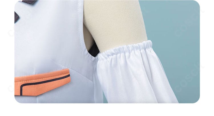 袖部分の装飾詳細。端正な刺繍とカフのラインで作品らしさを表現。