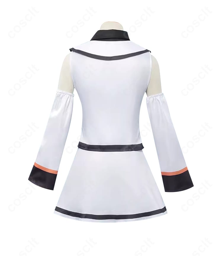 アイラ 制服コスプレの背面ビュー。背面パネルの切替と裾ラインを丁寧に再現。