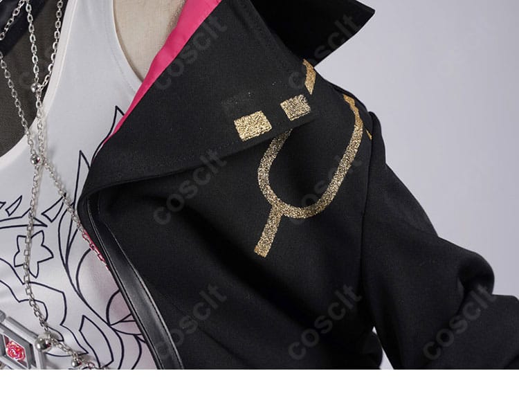 コートの肩袖デザイン。ショルダーラインとカフ周りの装飾表現にフォーカス。