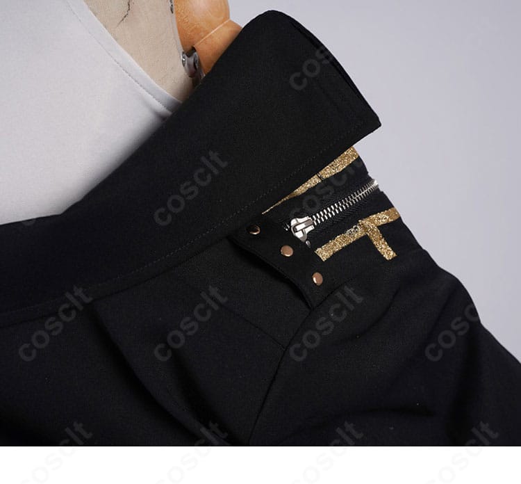 コート背面の意匠。ヨークラインと背中心の構造が見える解説カット。