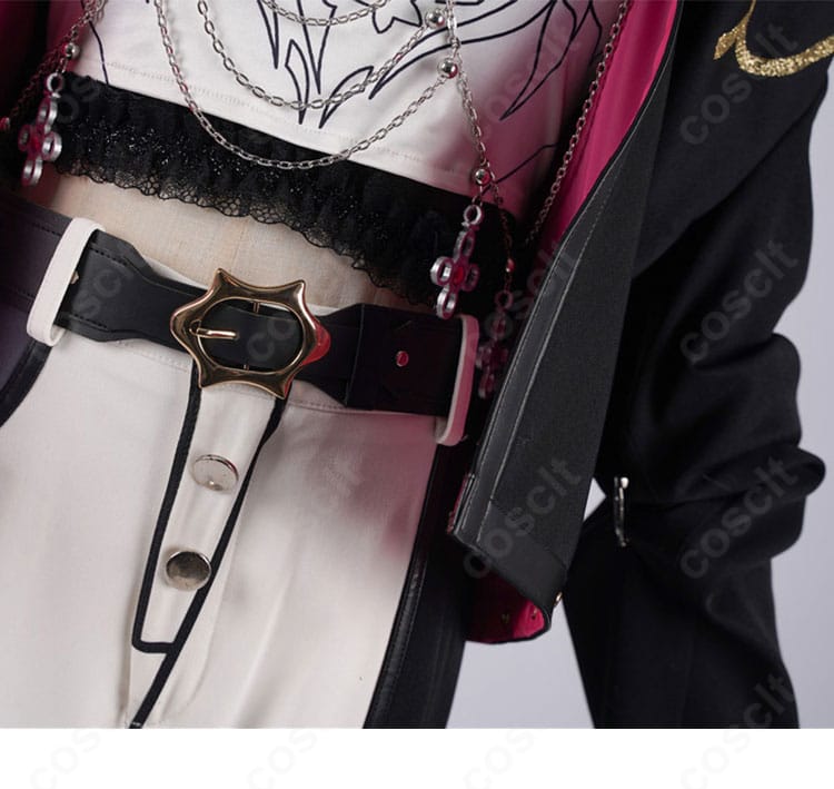 ウエストベルトの装飾ディテール。金属調パーツとステッチの精密感を強調。