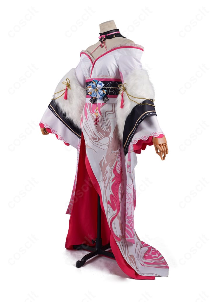 ラオーラ・パンテーラ正月衣装の側面。袖口や腰飾りの立体感と動きやすい設計が分かる角度。