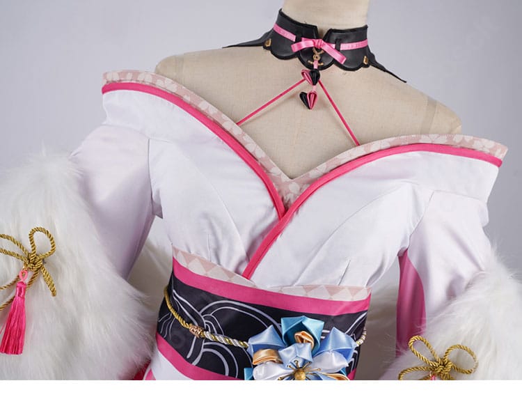 襟の装飾ディテール。正月衣装らしい和風モチーフを丁寧に仕立てた美しい襟元。