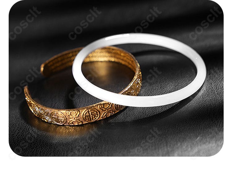 腕飾りのディテール。カフ形状と金具の質感、手首へのフィット感が伝わる接写。