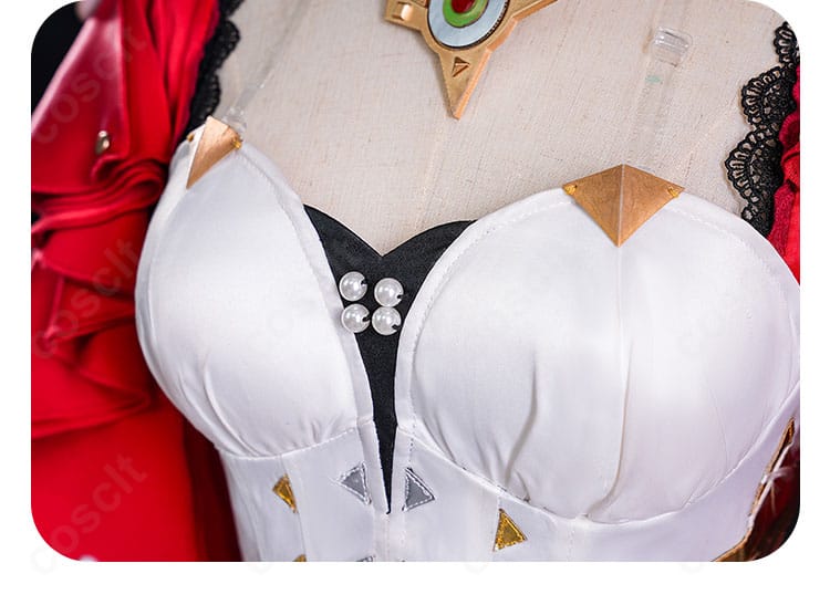 襟元装飾の近接画像。カラーの形状、留め具位置、装飾の重なりを明瞭に捉えたカット。