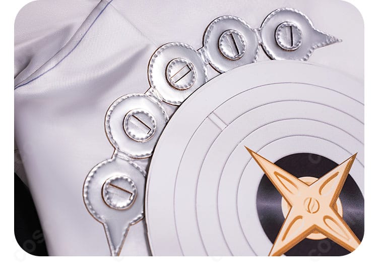 スカート裾の装飾詳細。縁取りの意匠と波打ちを抑える縫製が確認できる写真。