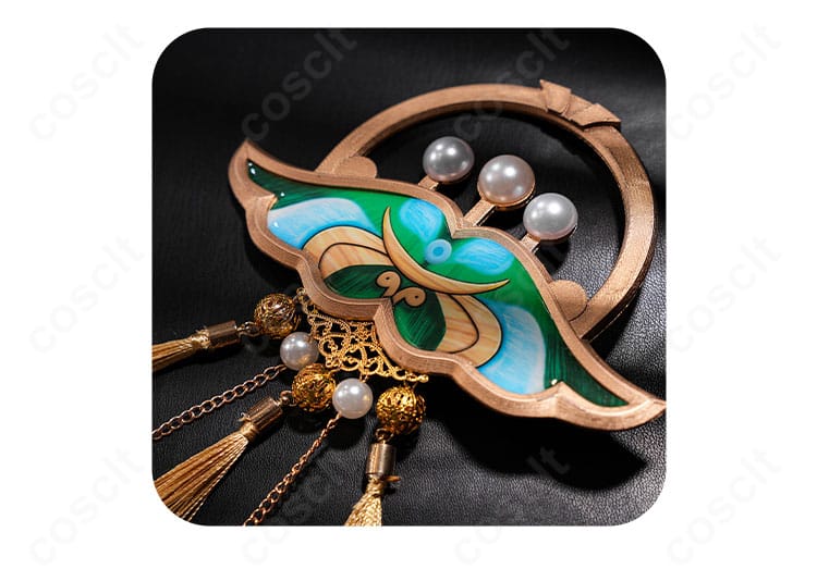 ネックレスと頸飾りのクローズアップ。モチーフ形状とメタリックな質感を精緻に再現。