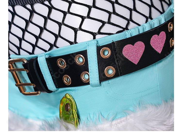 ベルト装飾の細部。バックル形状と長さ調整部のアップ