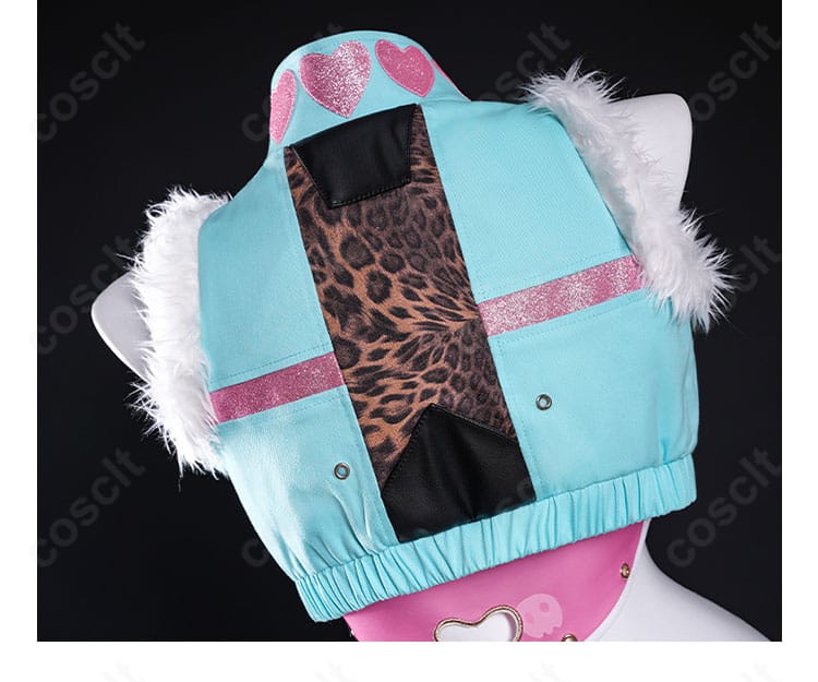 背面装飾の細部。コート背面の意匠とパーツの取り付け状態