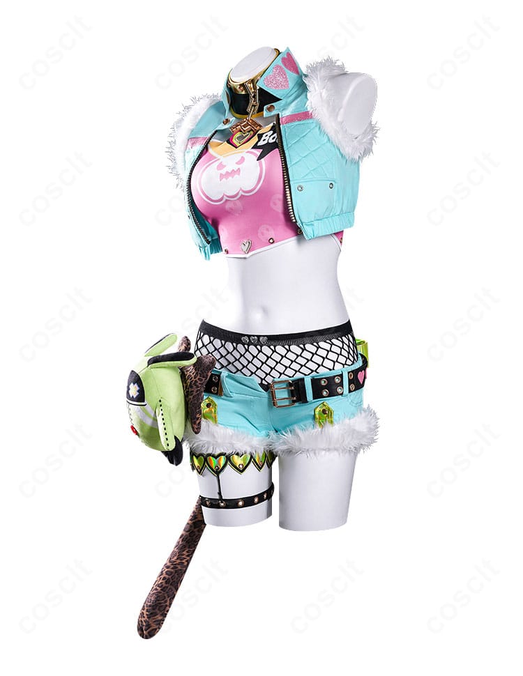 ニコ・デマラ衣装 左側面。コートの落ち感と腰飾りの位置関係を示すディテール