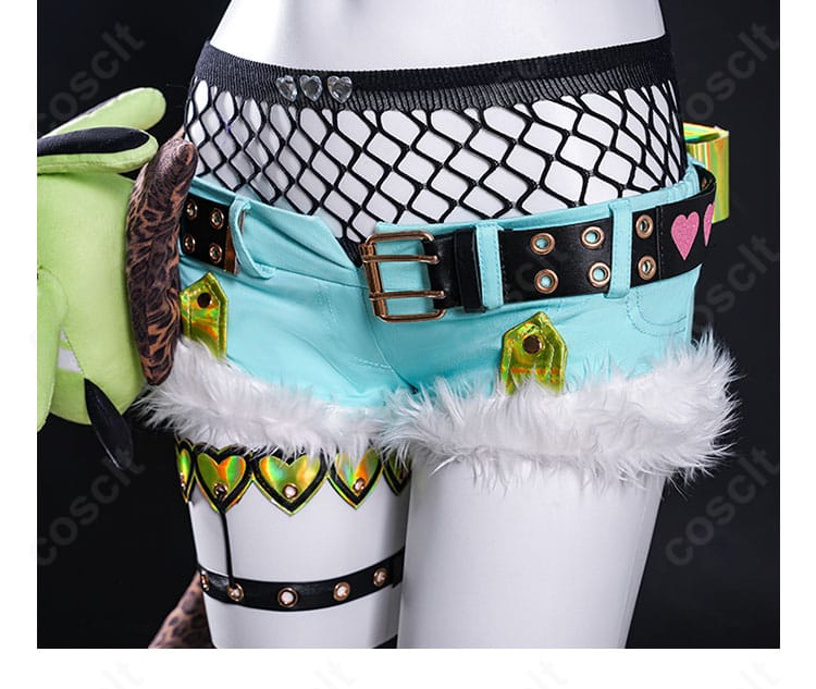 ショートパンツの装飾ディテール。サイドの意匠とライン構成を強調