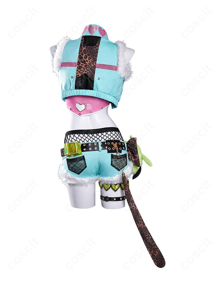 ニコ・デマラ衣装 背面。コートの後ろ姿と尻尾アクセの見え方を確認できる画像