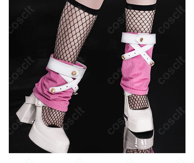 足元装飾とブーツの詳細。レッグカバーとの接続やシルエットを確認