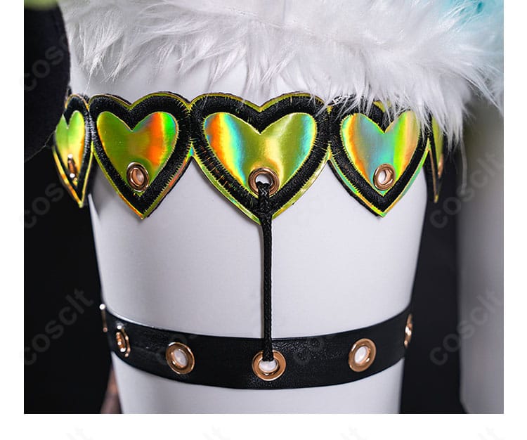 レッグ装飾のクローズアップ。レッグカバーと網レッグの重ね方を確認