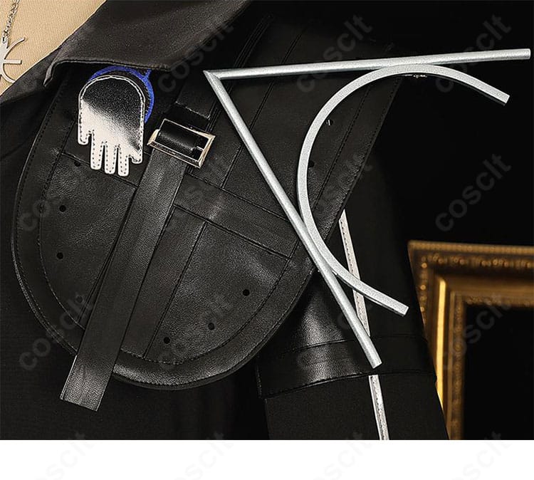 アークナイツ ソーンズ 引星コスプレ衣装の左肩装飾ディテール。シンメトリーを崩さない精緻な意匠。