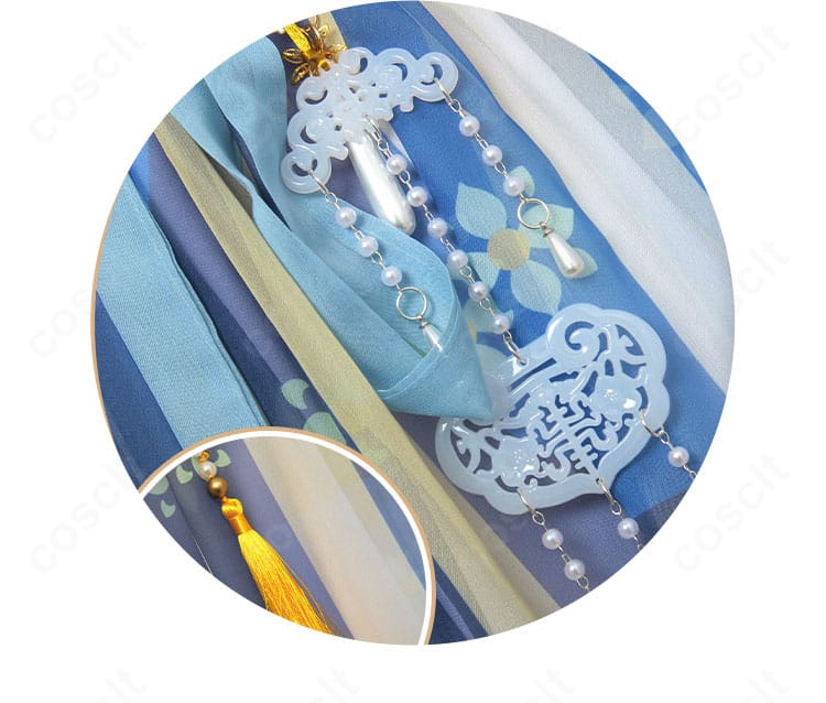 精巧な腰飾りの詳細。花モチーフと金具の質感、揺れ感を伝えるディテールショット。