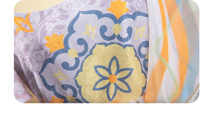 衣襟の刺繍ディテール。キャラクターイメージに沿った模様と糸色のコントラストが見える接写。