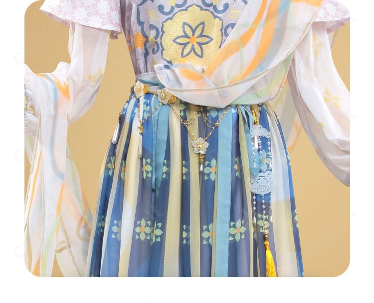 腰周り装飾のアップ。腰紐とチャーム、留め具の質感や取り付け方法が分かる一枚。