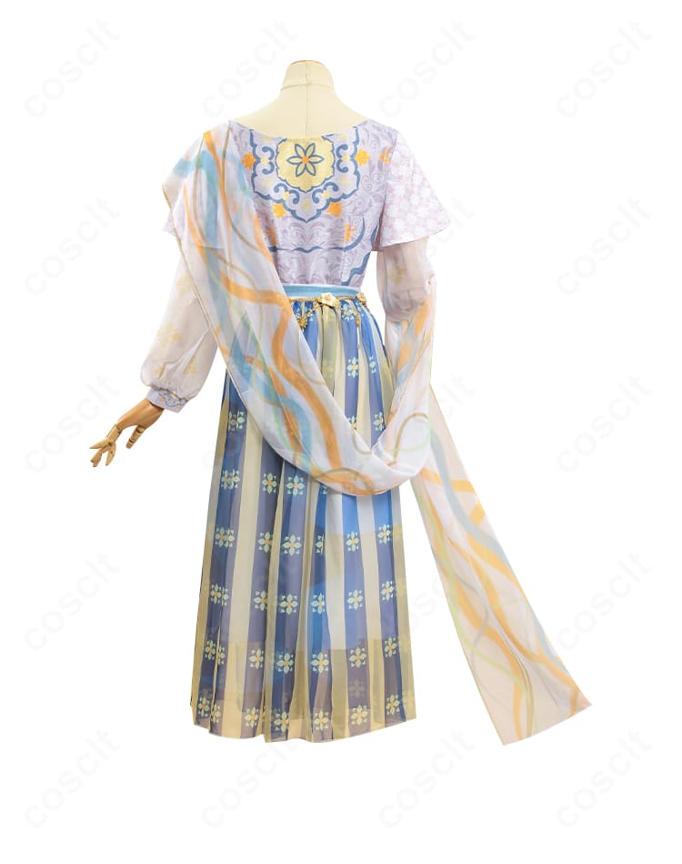 商品背面。背中から裾にかけてのライン、背面装飾とショールのレイヤー構成を確認できる画像。