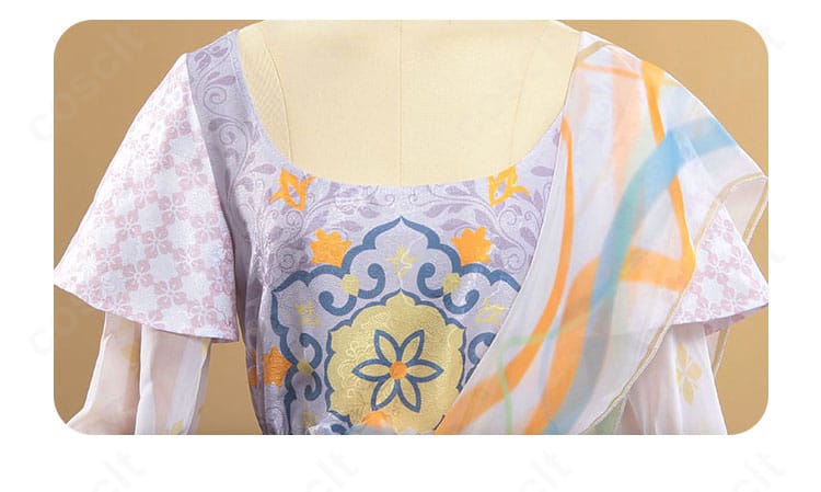 襟元の装飾クローズアップ。薬司衣装特有の刺繍とパーツ配置、配色の美しさを詳細に撮影。