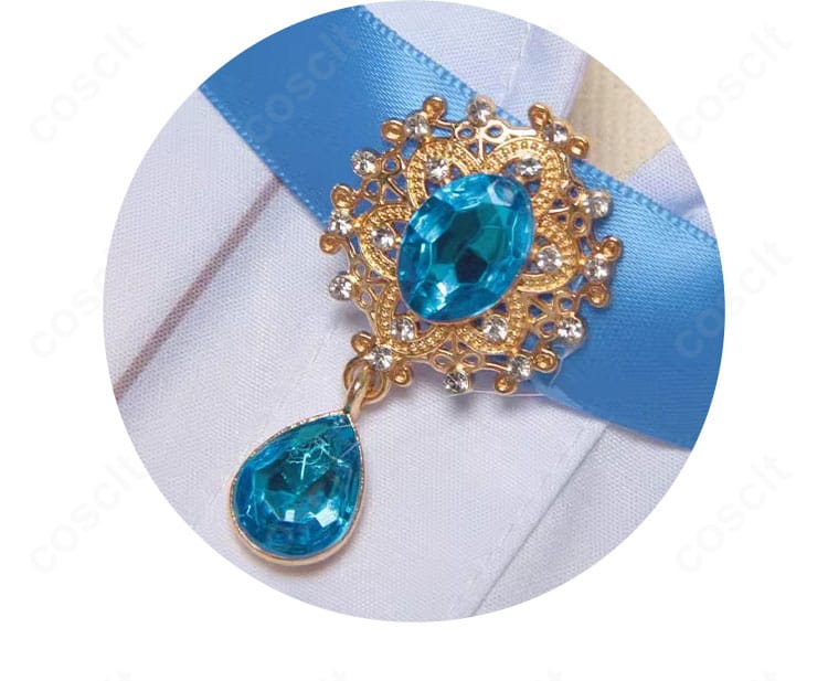 アリス・デロス（記者）衣装のネックレス／チョーカー部分のアップ。精緻な装飾で世界観を表現。