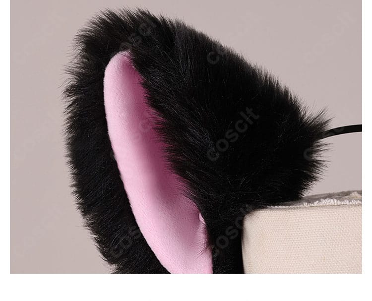 イヤリングのクローズアップ。衣装テーマに合わせた小物の質感とカラーコーデを確認可能。