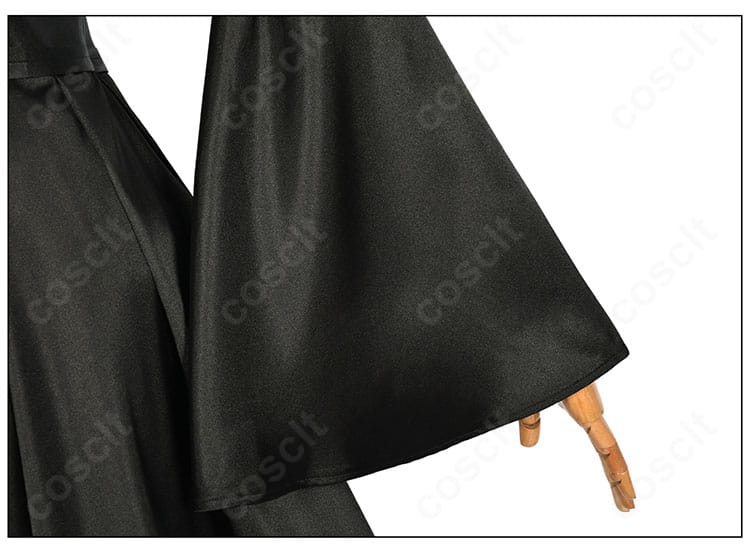 袖パーツの装飾ディテール。カフ周りのステッチワークと装飾パーツの仕上げが見える近接ショット。