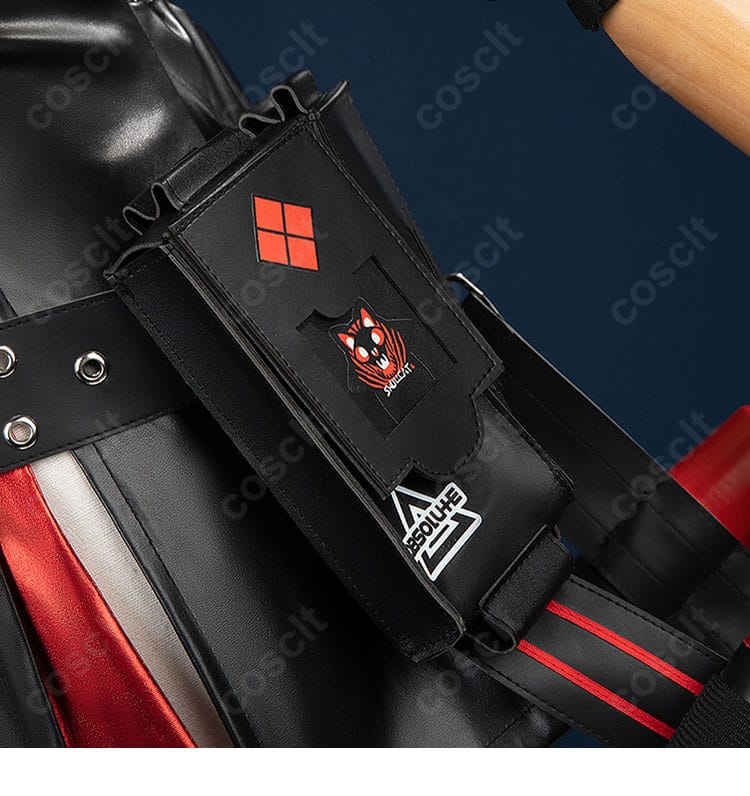 腰右側の装飾パーツ配置と差し色のバランス