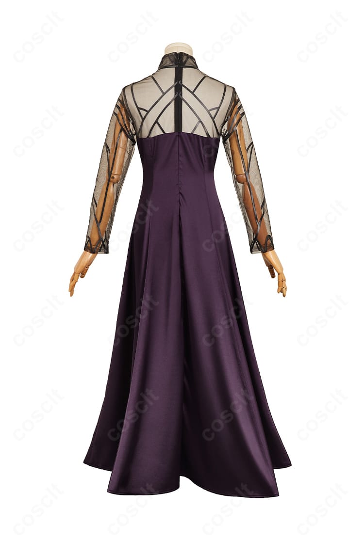 大佛 黒いドレス 背面ビュー。ベールの長さと裾の広がり、背面装飾の再現度を示す写真。