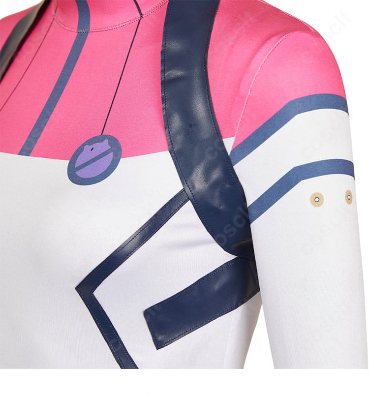 肩と袖のディテール拡大。刺繍とラインテープの質感、色のコントラストを確認。