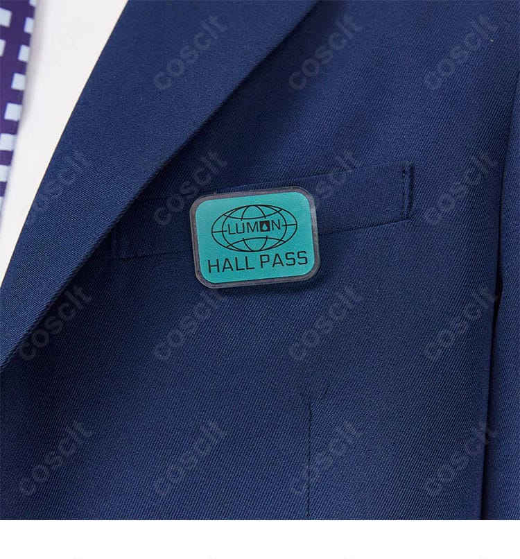 セヴェランス マーク・スカウト スーツの胸ポケット周り。胸飾りパーツとポケットの縫製ディテールをクローズアップ。