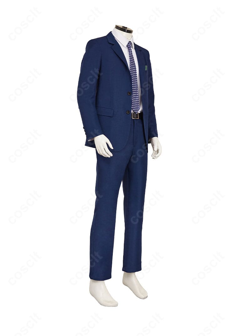 セヴェランス マーク・スカウト 劇中スーツ右側アングル。肩線とウエストのシルエット、パンツのラインが確認できるカット。