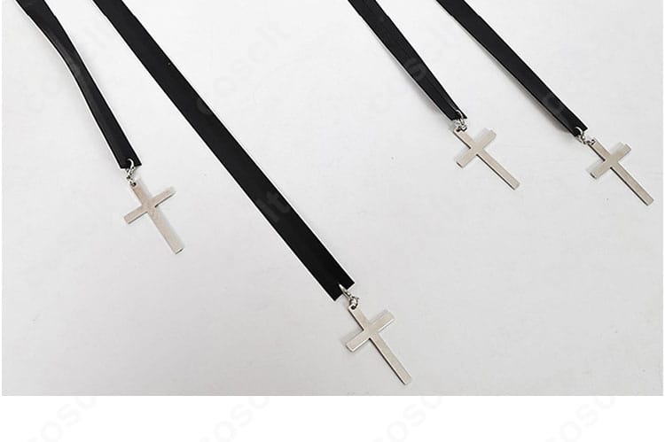 コスプレ衣装の付属アクセ一式。ネックレス・カフス・翼などパーツ全景を一覧化。