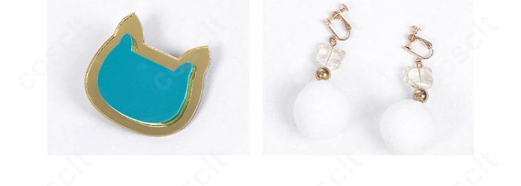 イヤリングと胸元ビジューの詳細。光を受けて輝くポイントで顔周りを華やかに。