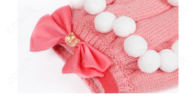 袖口ディテール。パール調ボタンとレースの組み合わせが可愛らしい印象。