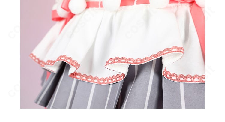 裾飾りの近接カット。フレアの動きと縁取り装飾で足さばきも美しく見えます。