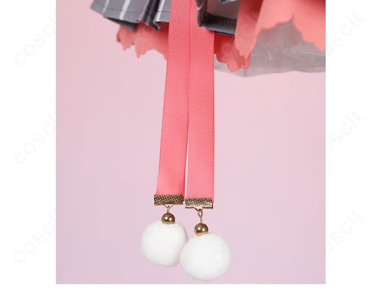 スカートアクセサリー詳細。小物の配置で全体バランスが整うことを示すディテール。