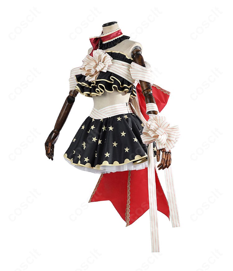 左側面カット。スカートの広がりと腰位置のライン、手首飾りの立体感を強調した写真。