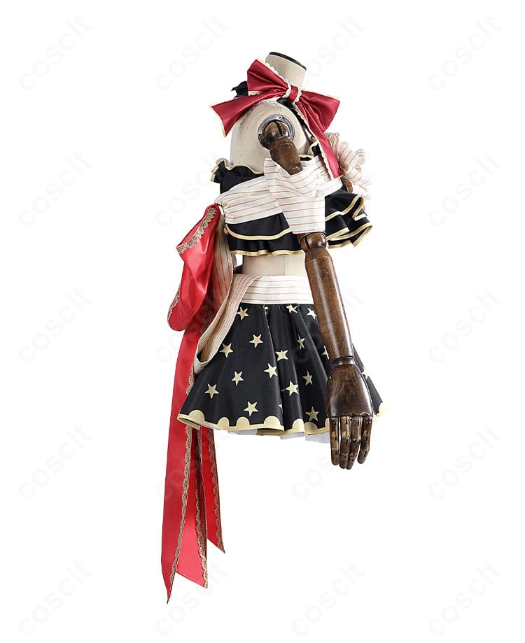 右側面カット。太もも飾りとスカートのドレープ、ベアトップのフィット感を確認できるディテール。