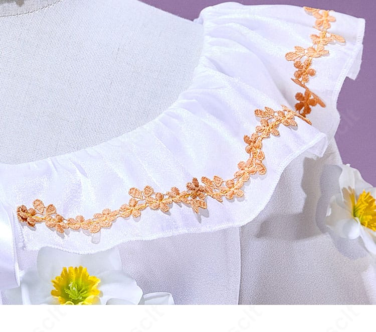 襟元の装飾アップ。襟周りの刺繍と縁取り、配色コントラストを捉えた近接カット。