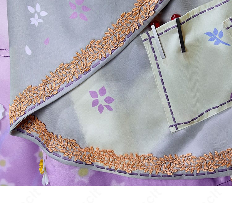 スカート裾の装飾アップ。波打つ裾ラインと飾りテープの見映えを示した画像。