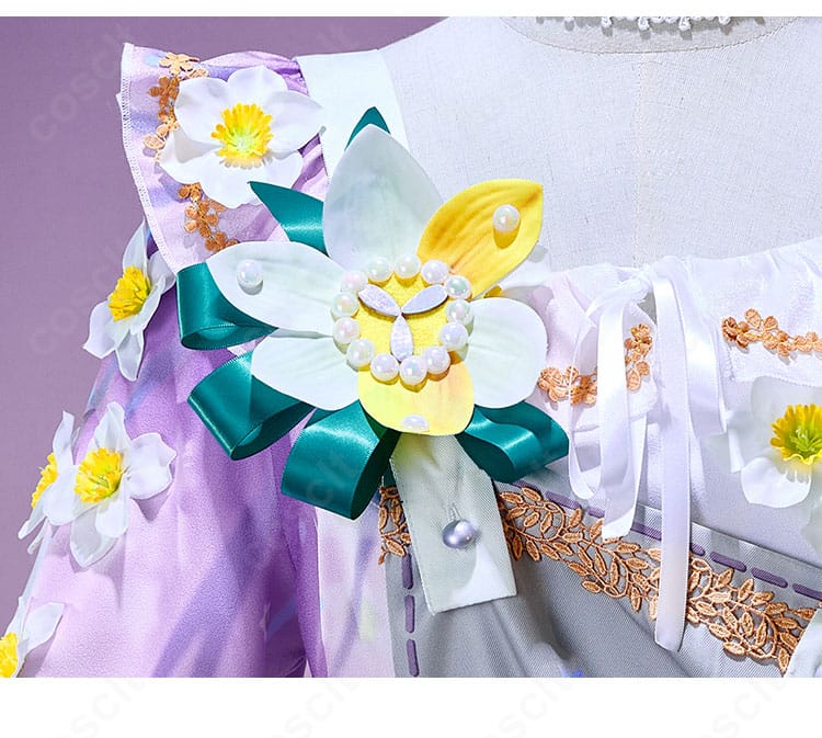 胸元の花飾りアップ。花弁の重なりと中心パーツの質感が分かるアクセントディテール。