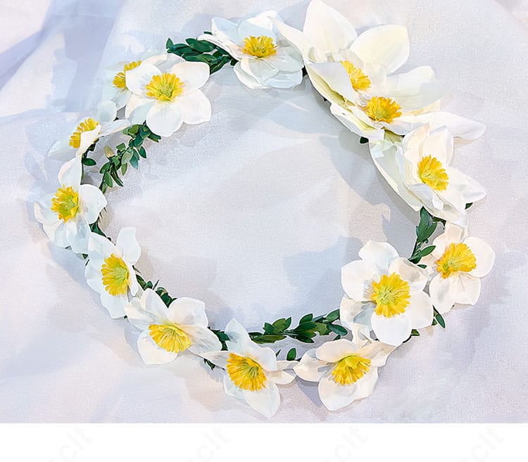 花冠ヘッドアクセの近接。立体的な花飾りと配色のバランスを捉えた画像。