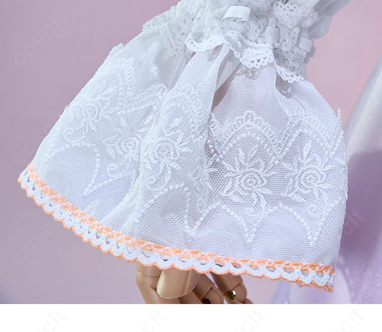 袖装飾の近接。袖口のレース風意匠とパーツの取り付け精度を示すディテール。